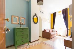 sala de estar con cómoda verde y sofá en B&B La Sosta degli Artisti, en Pietrasanta