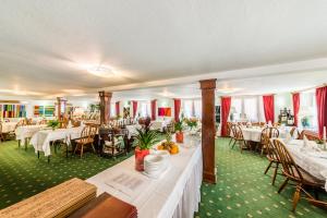 una sala da pranzo con tavoli e sedie bianchi di Hotel Goldener Sternen a Costanza