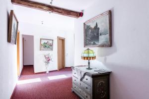 een kamer met een lamp op een dressoir bij Hotel Goldener Sternen in Konstanz