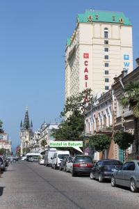 una strada cittadina con auto parcheggiate davanti agli edifici di Hostel in Batumi a Batumi Altre 6 foto