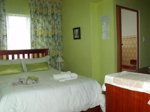 
A bed or beds in a room at Bisibee Guest House

