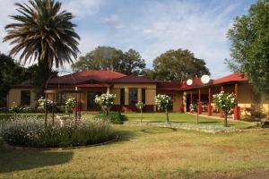 VentersburgDie Kuierhuis的一栋前面带花园的房子