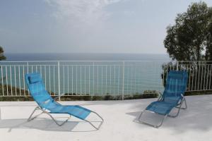 シクリアーナ・マリーナにあるVilla Mare Nostrumのバルコニーの上に座る青い椅子2脚