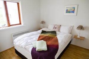 Un pat sau paturi într-o cameră la Fagrahlíd Guesthouse