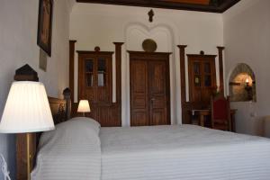 Postel nebo postele na pokoji v ubytování Hotel Gjirokastra