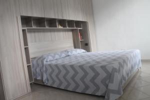 1 dormitorio con cama y estante para libros en Casa Valli, en Lezzeno