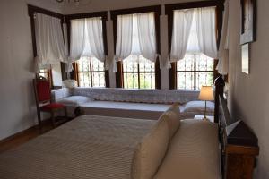 Postel nebo postele na pokoji v ubytování Hotel Gjirokastra