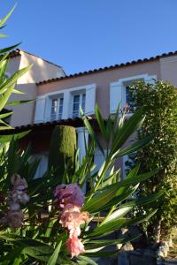 サン・ラファエルにあるVilla le Hameau - Cap Esterel (Agay)の花の裏家