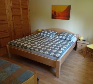 ein Schlafzimmer mit einem Bett in einem Zimmer in der Unterkunft Ferienwohnung Bauer Alter Hammer in Schmiedefeld am Rennsteig