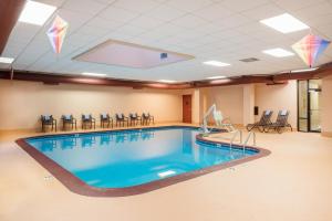 una piscina en una sala de hospital con sillas y cometas en Capitol Plaza Hotel Jefferson City, en Jefferson City