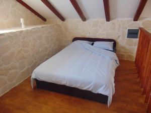 Postel nebo postele na pokoji v ubytování Stone house San Marco, Drvenik Mali