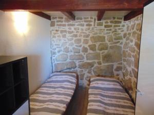 Postel nebo postele na pokoji v ubytování Stone house San Marco, Drvenik Mali