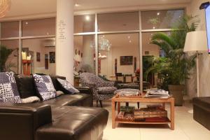 uma sala de estar com um sofá e uma mesa de centro em Art House em Luanda