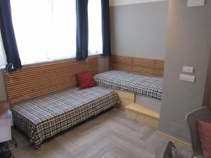 モンドヴィにあるVignalungaのベッド2台と窓2つが備わる客室です。