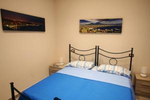 ナポリにあるCasa Fedoraのベッドルーム1室(青いベッド1台、枕2つ付)