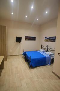 ナポリにあるCasa Fedoraのベッドルーム1室(ベッド2台、薄型テレビ付)