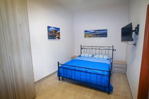 ナポリにあるCasa Fedoraのベッドルーム1室(青いベッド1台付)