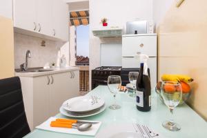 Kuchyňa alebo kuchynka v ubytovaní King's view apartment