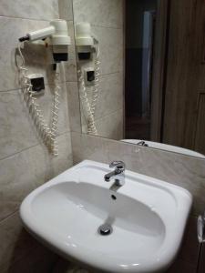 La salle de bains est pourvue d'un lavabo blanc et d'un miroir. dans l'établissement D.W. Lidia, à Korbielów