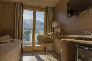 Телевизор и/или развлекательный центр в White Angel Hotel