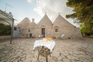 セルヴァ・ディ・ファザーノにあるTrulli Curriの石造りの建物