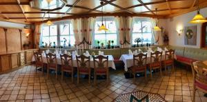 Restaurace v ubytování Gasthof zum See + 16 fotografií