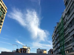 un ciel bleu sur certains bâtiments d'une ville dans l'établissement Ipa Prudente Pent 02, à Rio de Janeiro