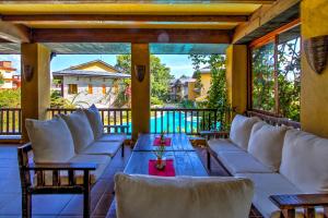 Ein Sitzbereich in der Unterkunft Temple Tree Resort & Spa