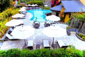 Der Swimmingpool an oder in der Nähe von Temple Tree Resort & Spa