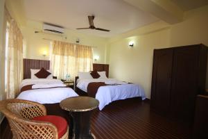 Ліжко або ліжка в номері Hotel Himalayan Inn