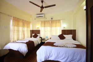 Ліжко або ліжка в номері Hotel Himalayan Inn
