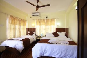 Ліжко або ліжка в номері Hotel Himalayan Inn