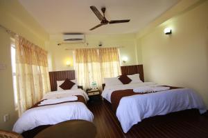 Ліжко або ліжка в номері Hotel Himalayan Inn