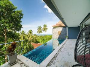 uma vista a partir da varanda de uma villa com piscina em 3 Bedroom Seaview 2 Chaweng Noi SDV162-By Samui Dream Villas em Chaweng