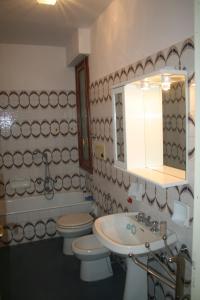ボルディゲーラにあるbigarella 16のバスルーム(トイレ2つ、シンク、鏡付)