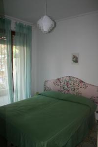ボルディゲーラにあるbigarella 16のベッドルーム(緑のベッド1台、窓付)