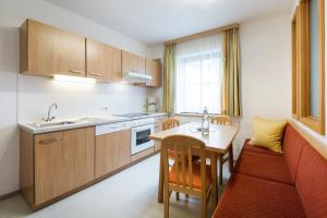 Cuisine ou kitchenette dans l'établissement Appartements Tannenhof