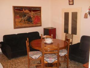 - un salon avec une table et un canapé dans l'établissement Villa Conte in Salento, à Francavilla Fontana