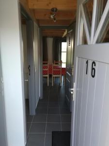 um corredor de uma casa com uma mesa e cadeiras em Wenduine zeehuisje 16 em Wenduine