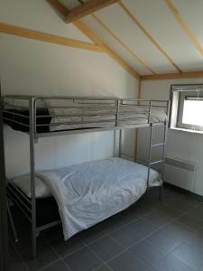 ウェンドゥイネにあるWenduine zeehuisje 16の窓付きの客室で、二段ベッド2台が備わります。