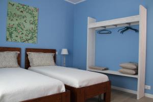 チッタデッラにあるPan di Zuccheroの青い壁のドミトリールーム ベッド2台