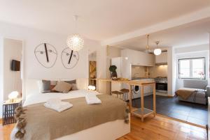 リスボンにあるMartim Moniz Studio Apartments - by LU Holidaysのベッドルーム(大型ベッド1台付)、キッチン