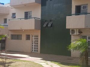 una puerta verde al lado de un edificio en Asa Norte, en Brasilia