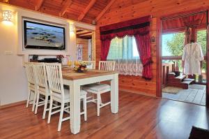 Μια τηλεόραση ή/και κέντρο ψυχαγωγίας στο Spa Suites Bemorad Hahar