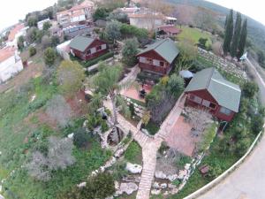 una vista aérea de una casa con jardín en Spa Suites Bemorad Hahar, en Even Menahem