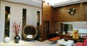 a living room filled with furniture and a fireplace at Golden Hot Spring Hotel in Taipei