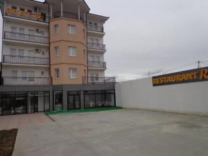 een appartementencomplex met een bord ernaast bij Hotel Rio in Pristina