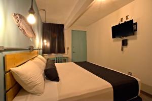 Un pat sau paturi într-o cameră la Mas Basico Hotel