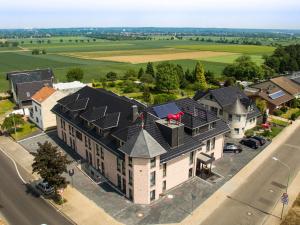 einen Blick über ein Gebäude mit Dach in der Unterkunft Hotel Rotes Einhorn **** in Düren - Eifel