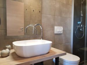 Koupelna v ubytování Casa Grzina + 33 fotografií
